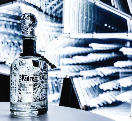 Bild: Limitiert & Abgefahren: Der Limited-Edition-Tequila von PADRE AZUL in Kooperation mit Swarovski & „Prison Art“