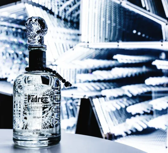 Limitiert & Abgefahren: Der Limited-Edition-Tequila von PADRE AZUL in Kooperation mit Swarovski & „Prison Art“ Bild: Limitiert & Abgefahren: Der Limited-Edition-Tequila von PADRE AZUL in Kooperation mit Swarovski & „Prison Art“