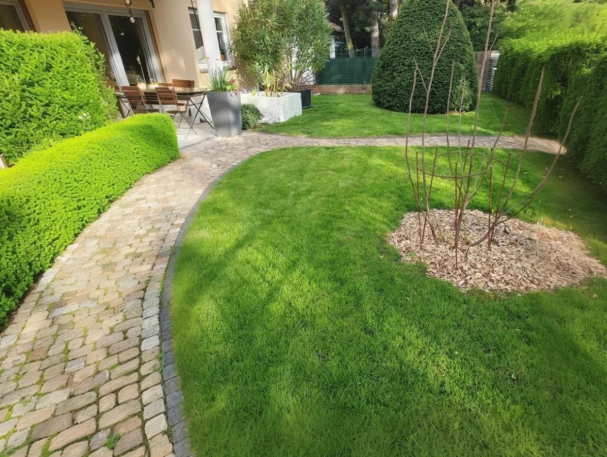 Rollrasen kaufen, liefern und verlegen lassen (© A-Z Garten- und Landschaftspflege GmbH in Berlin)