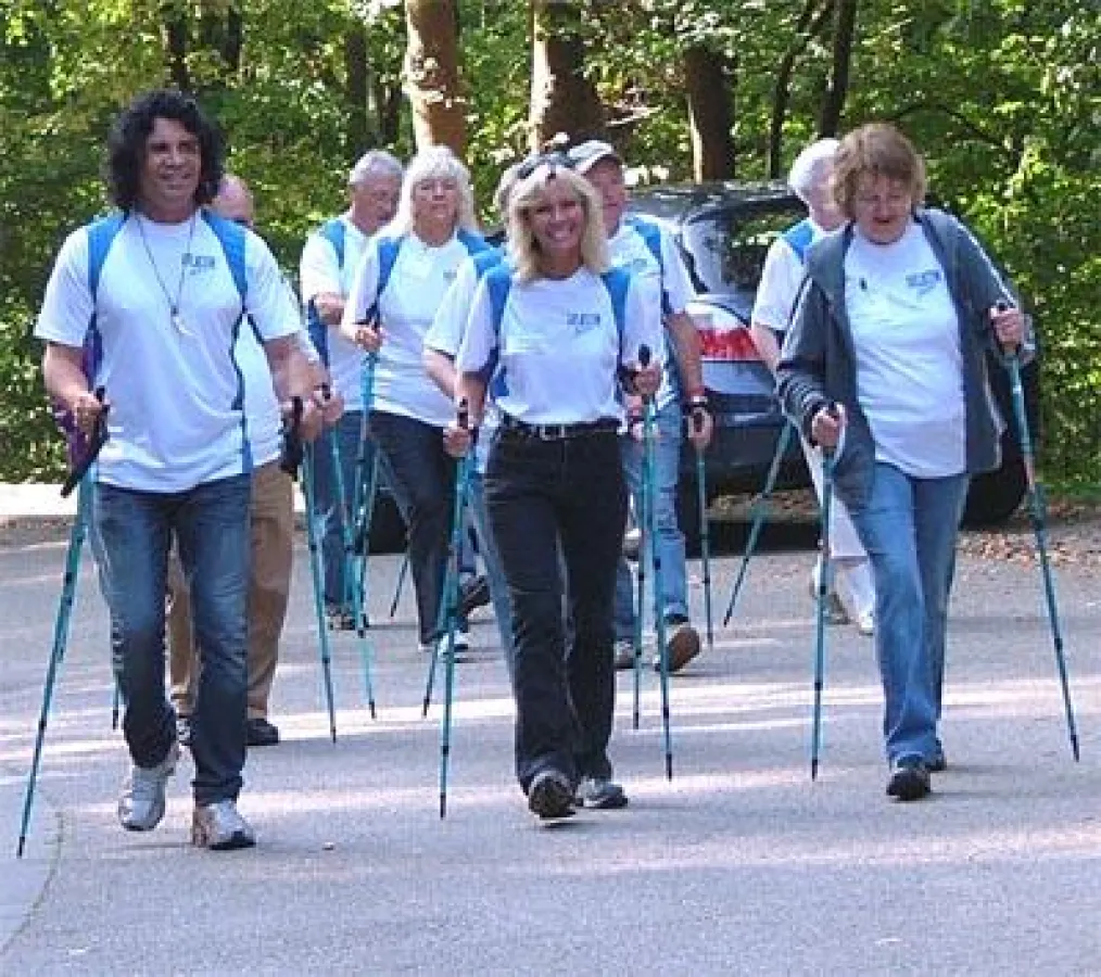 Costa Cordalis und Kunden von ATRO ProVita beim Nordic-Walking in Eberbach / Foto: Martina Weyrauch, RNZ