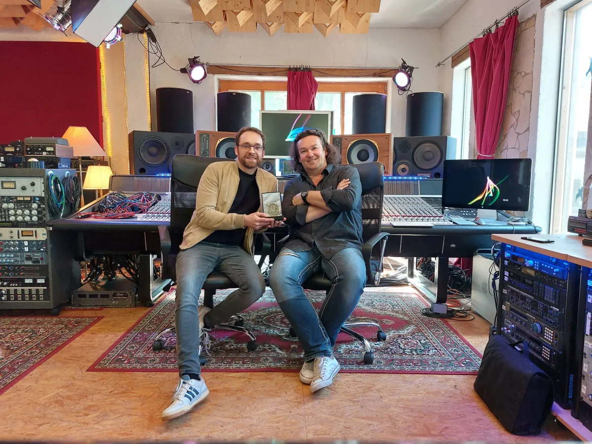 Daniel Elias Brenner (l.) und Robert Fertl (r.) mit dem GLOBAL MUSIC AWARD in den Auratone Studios ( (© Daniel Elias Brenner (2022))