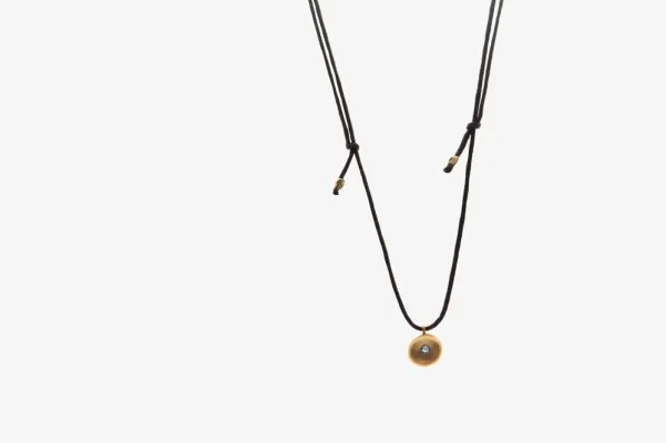 Bild: Schmuck aus Feingold zur Geburt: exakt ein Tausendstel Gramm so schwer wie das Neugeborene