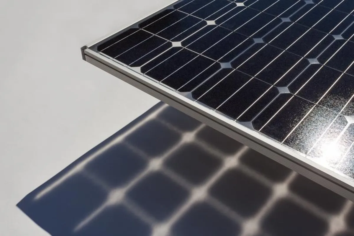 Bifacial PV module: The CalLab PV Modules of Fraunhofer ISE has the only test rig worldwide for calibrating this new type of module which collects sun both on the front and back side. (Fraunhofer ISE)