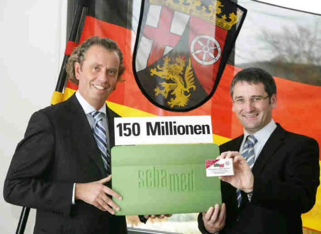 Sebapharma Geschäftsführer Thomas Maurer übergibt das 150 Mio. sebamed seifenfreie Waschstück an Rheinland-Pfalz Wirtschaftsminister Hendrik Hering