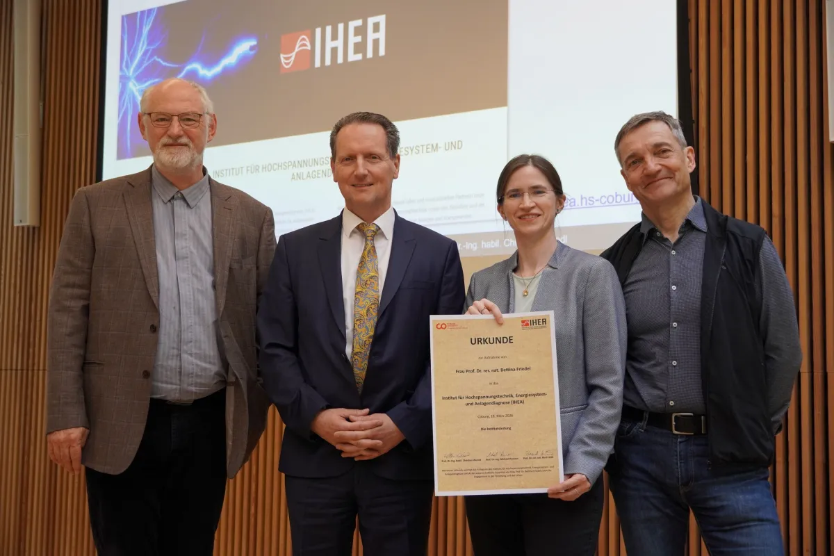 Die Professoren Dr. Rossner (von links), Dr. Weindl und Dr. Hüttl begrüßen Prof. Dr. Bettina Friedel (© Andreas T. Wolf - Hochschule Coburg)