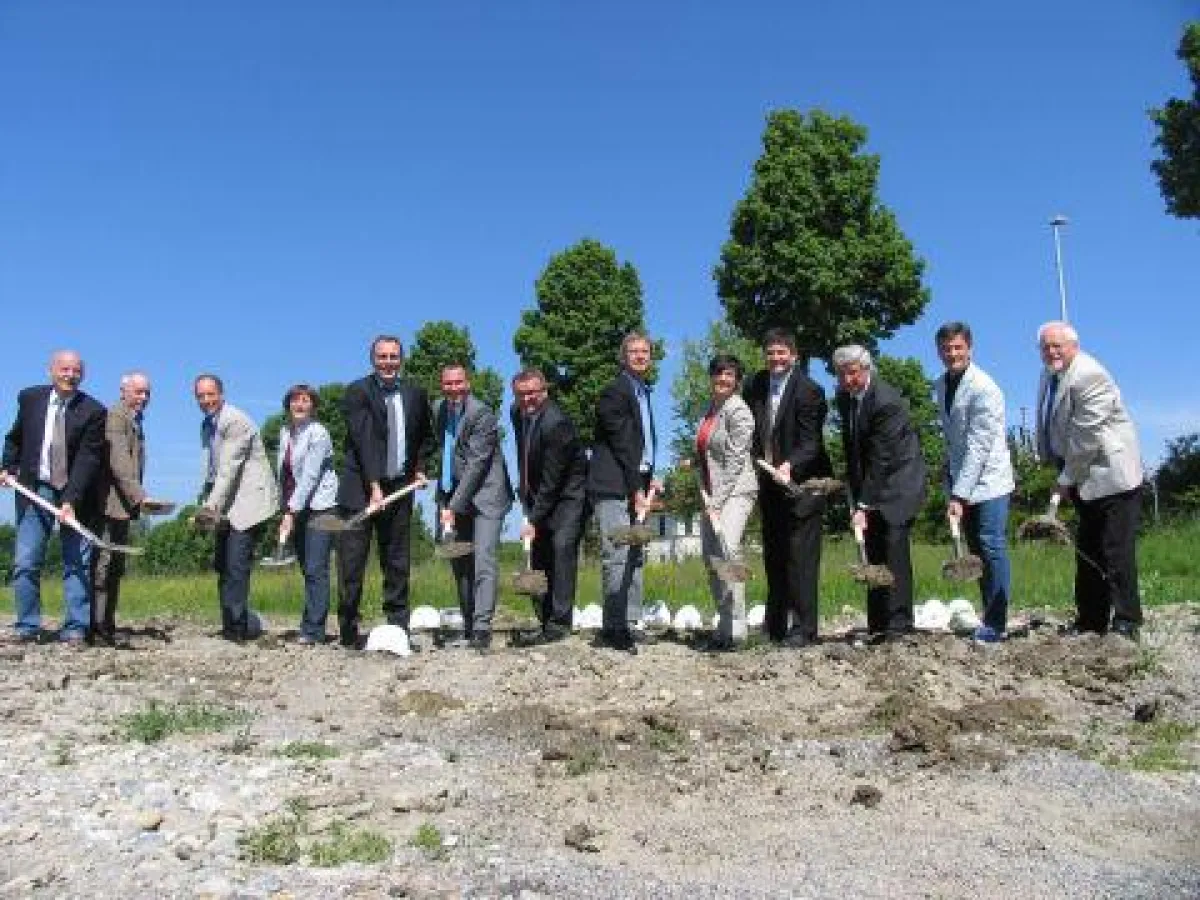 Los geht’s: Mit dem gemeinsamen Spatenstich der Projektbeteiligten.