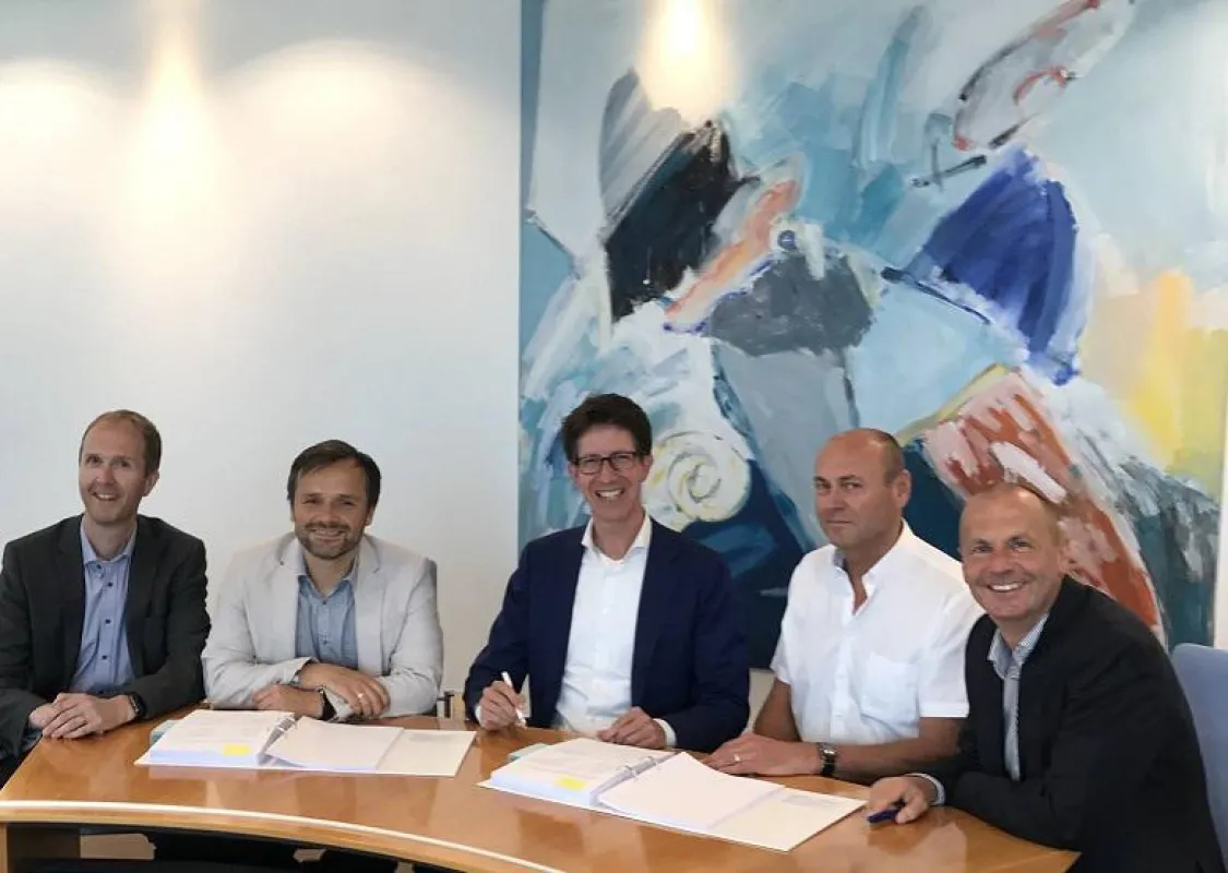 (v.l.): M. Horstmann, P. Koop (Arvato Systems), A. Voorschuur, M. Favié, G. Aldershof (NMVO)