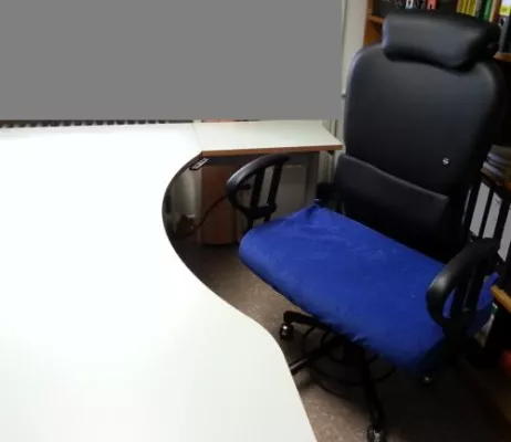 Bild: Ergonomischer Büroarbeitsplatz bei Lymphödemen der Beine (Elefantiasis) und extremem Übergewicht