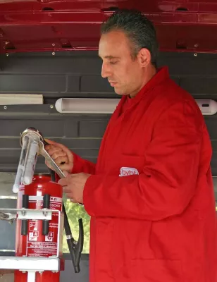 Bild: Notwendiger Sicherheits-Check - Feuerlöscher gehören alle zwei Jahre auf den Prüfstand