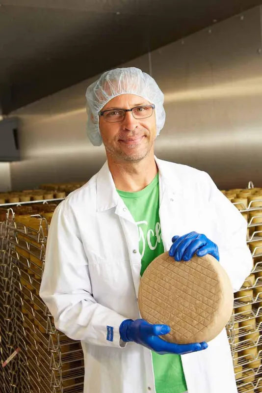 Der Gründer und seine Cashewprodukte