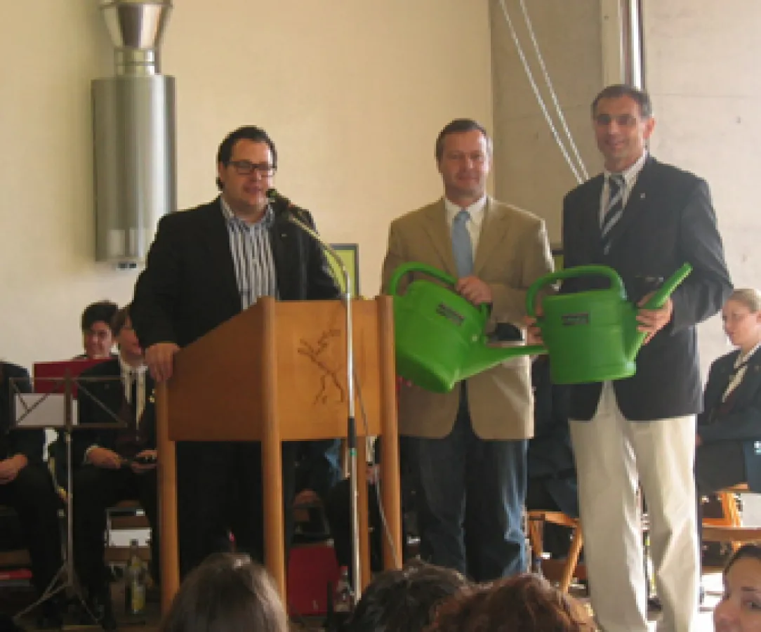 Bundestagsabgeordeter Klaus Riegert (CDU) und Bürgermeister Reiner Ruf  erhalten von Architekt Christian Gaus bei der offiziellen Einweihung des Bauhofs eine Grüne Gieskanne.