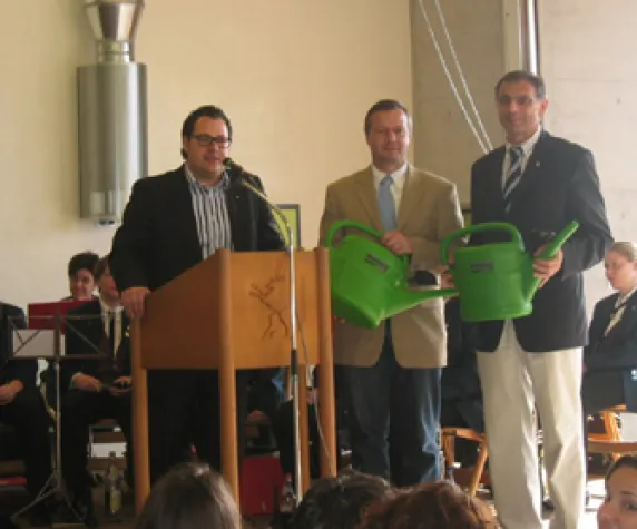 Bild: Grüne Gieskanne als Zeichen – auf dem Weg nach Berlin