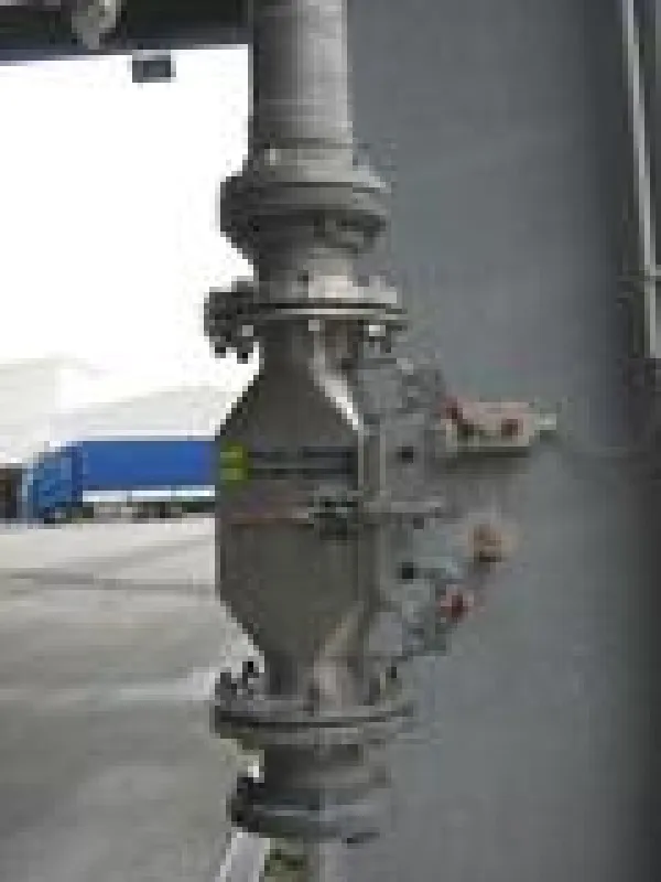 Der Rohrmagnet PNEUMAG wird in einer pneumatischen Föderleitung eingesetzt. Die Fe-Abscheidung er-folgt beim Entleeren der Silo-Fahrzeuge. Das Greiwing-Silo bleibt frei von Verunreinigungen.