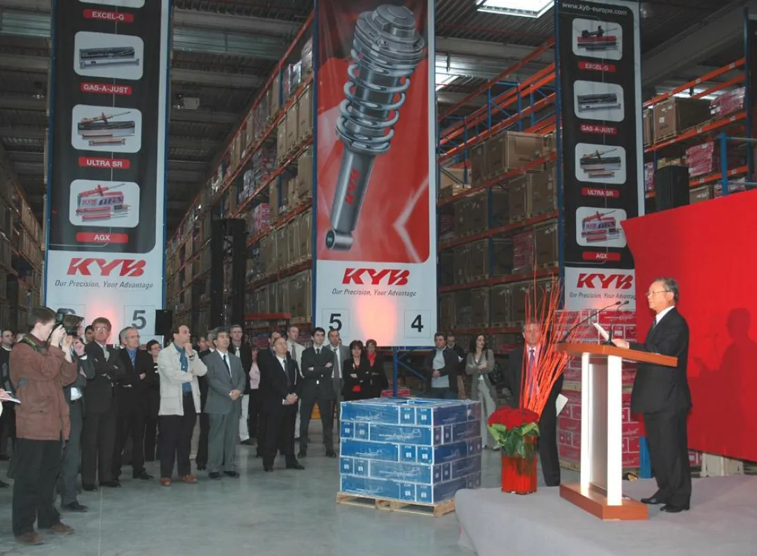 KYB Corporation-Präsident Tadahiko Ozawa eröffnet das neue europäische Logistik- und Distributionszentrum von KYB in Paris Foto: KYB