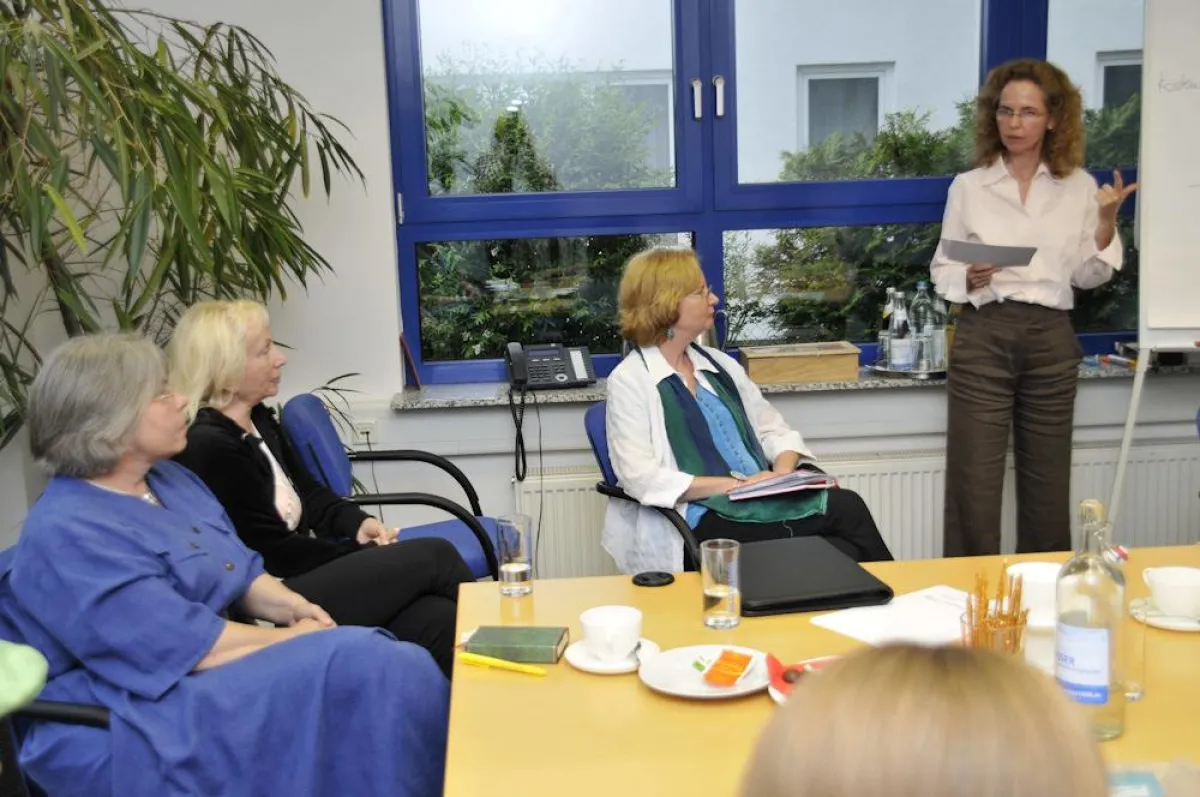 Versicherungsexpertin Barbara Taubmann beim Vortrag für NURMO, Netzwerk Unternehmerinnen München