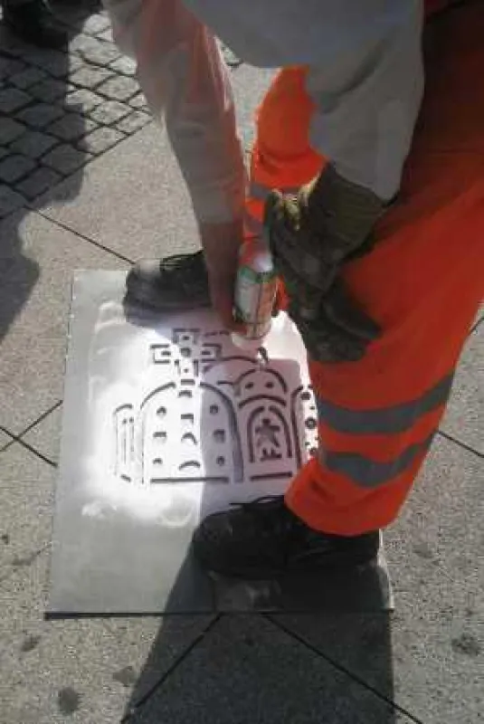 Als Logo der Mittelalterausstellung empfängt die Reichskrone die Besucher nun bereits am Magdeburger Hauptbahnhof.
