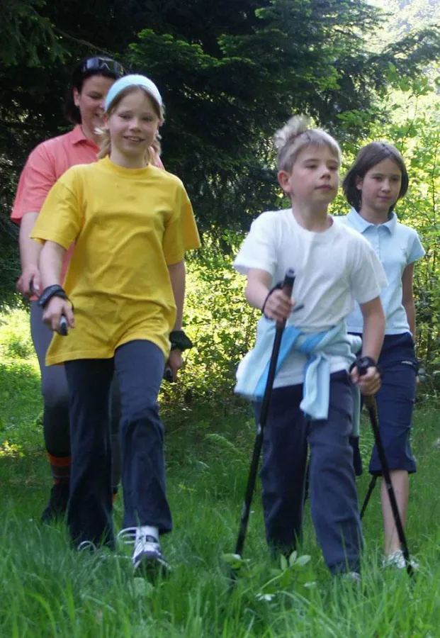 Nordic Walking ist eine ideale Ausdauersportart und macht auch Kindern Spaß, man muss sie nur dafür begeistern.