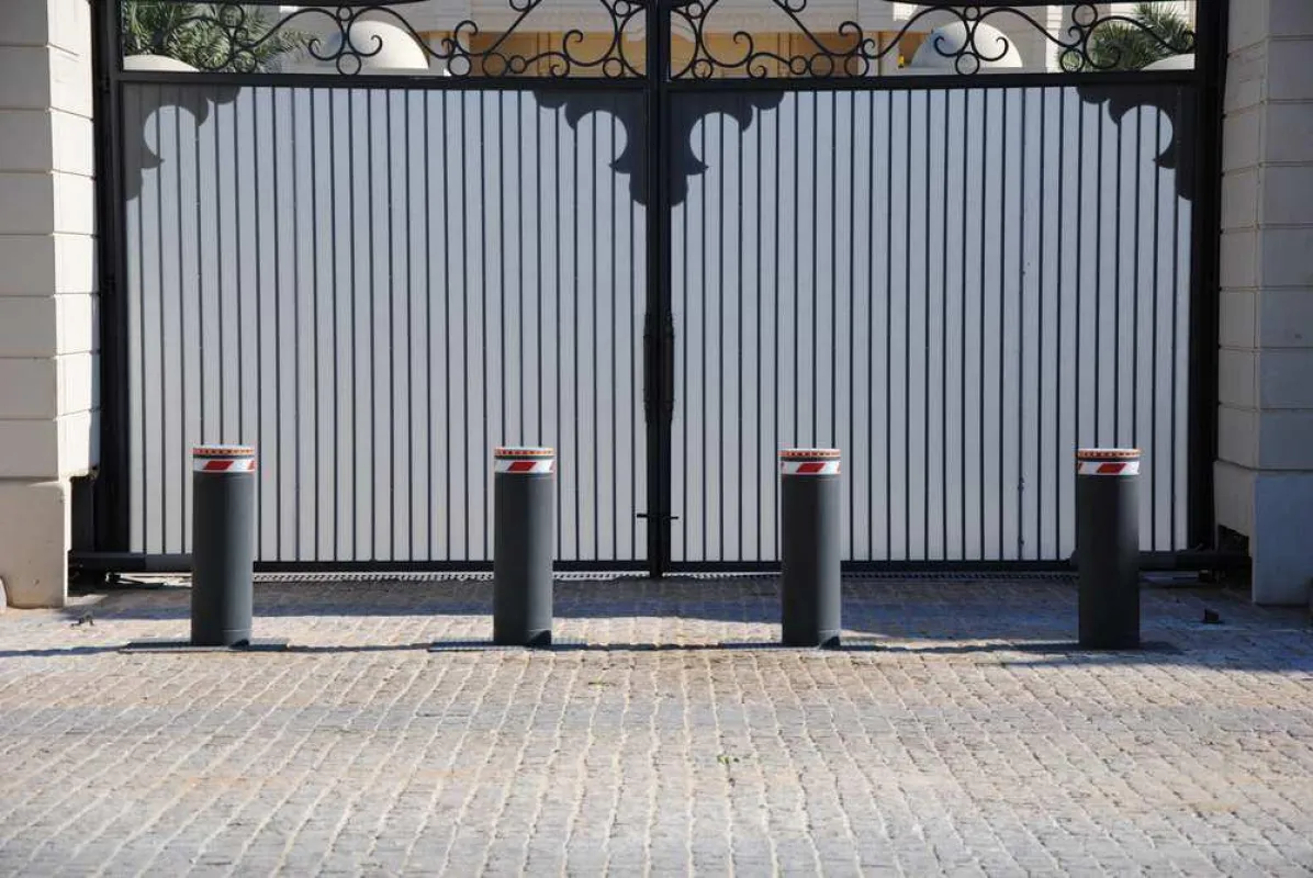 Die eleganten Hochsicherheits-Poller lassen sich optimal in gefährdete Umgebungen integrieren