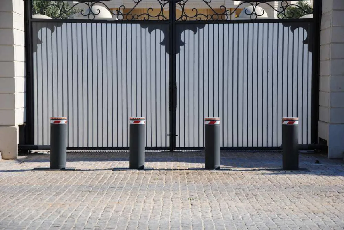 Die eleganten Hochsicherheits-Poller lassen sich optimal in gefährdete Umgebungen integrieren