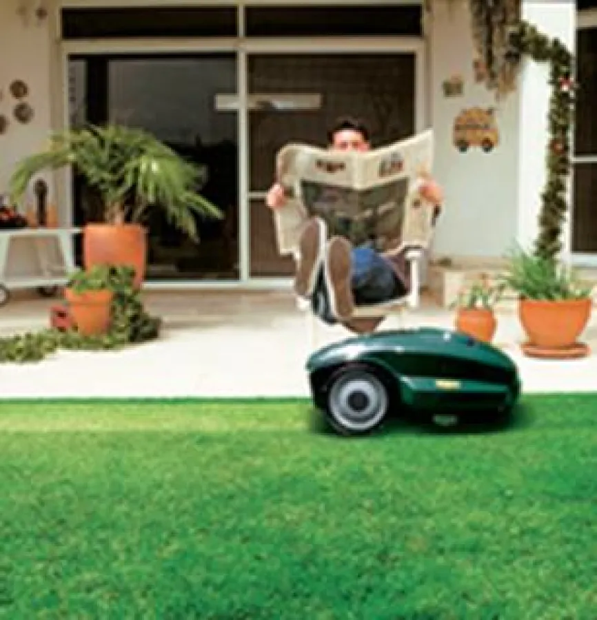 Der Robomow-Rasenroboter mäht und mulcht für Sie - vollautomatisch, umweltfreundlich und leise.