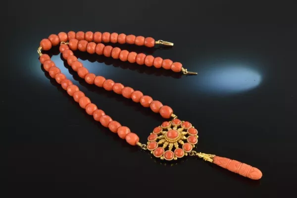 Bild: Belebende Schmuckstücke aus Koralle – Die Halsbandaffaire zeigt ihre Sommertrends 2020