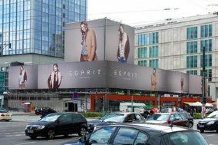 Bild: Modenschau am Alex: Esprit präsentiert Herbstkollektion auf Riesenposter von blowUP media