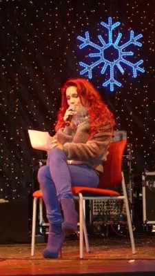 Bild: Kerstin Merlin als Christkind auf dem Weihnachtsmarkt