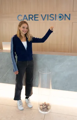 Bild: Bibi-und-Tina-Star Katharina Hirschberg genießt Freiheit von Kontaktlinsen – nach Augenlasern bei CARE Vision