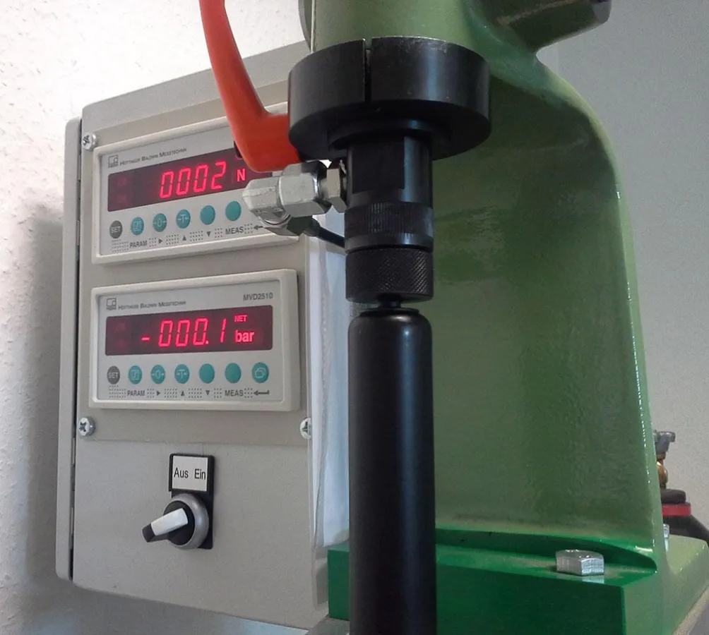 Befüll- und Prüfanlage norelem Gasdruckfedern