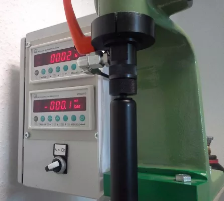 Der richtige Druck entscheidet - norelem befüllt und prüft Gasdruckfedern Bild: Der richtige Druck entscheidet - norelem befüllt und prüft Gasdruckfedern