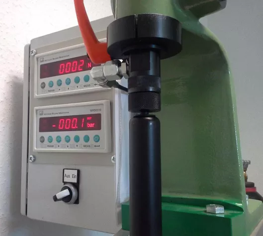 Bild: Der richtige Druck entscheidet - norelem befüllt und prüft Gasdruckfedern