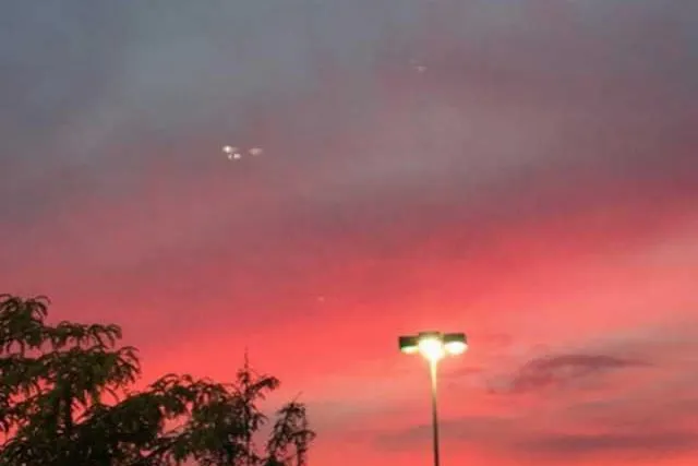 Bild: UFO-Cluster oder Linsenspiegelung: Licht-Orbs über Concord, New Hampshire/USA