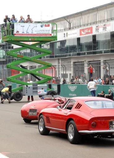 Bild: Scherenbühnen in Aktion auf dem Nürburgring - System Lift bietet Lift-Service für Fotografen