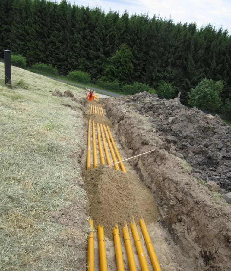 Horizontale Anbindeleitung DA 110 der Gasbrunnen an den Gassammelbalken in offener Bauweise (Foto: S