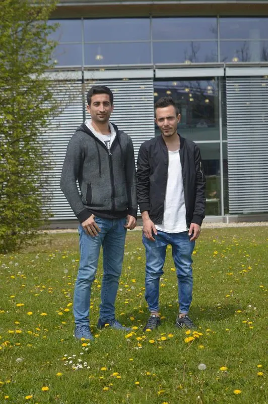 Zwei Studierende der OTH Regensburg aus Syrien: Weaam Almansour (links) und Hamid Zatari.  (Foto: OTH Regensburg)
