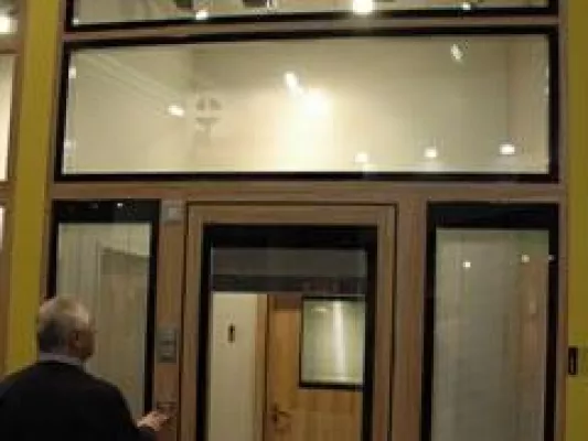 Bild: BAU2011 - Das neue flächenbündige Glas-System Planline tausendfach bestaunt