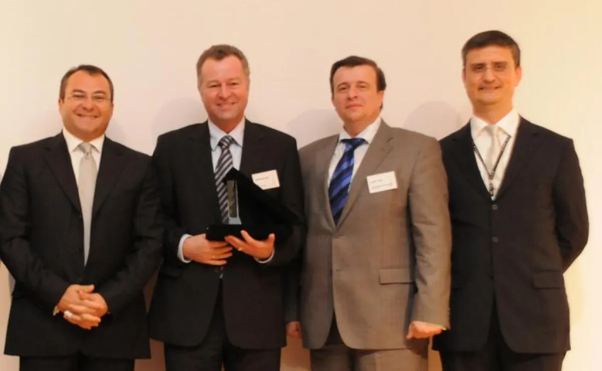 Von links nach rechts: Mr. Dr.Sezai Kaya (CEO of Hugo Boss), Geschäftsführer Günter Veit, Cahit Tas (VEIT Türkei), Kazim  Saver (Factory Manager / Shirt Line of Hugo Boss)