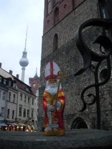 Bild: Berlin: Nikolaus-Andacht mit dem echten Nikolaus und großen und kleinen Fans vor Sankt Nikolai