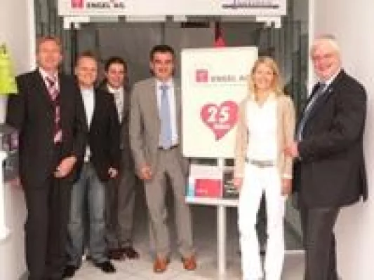 Bild: Integrationsminister Hahn besucht die Engel AG