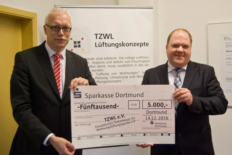 Bild: TZWL erwirbt mit Spende der Sparkasse Dortmund neue Messmittel zur Prüfung von Wohnungslüftungsgeräten