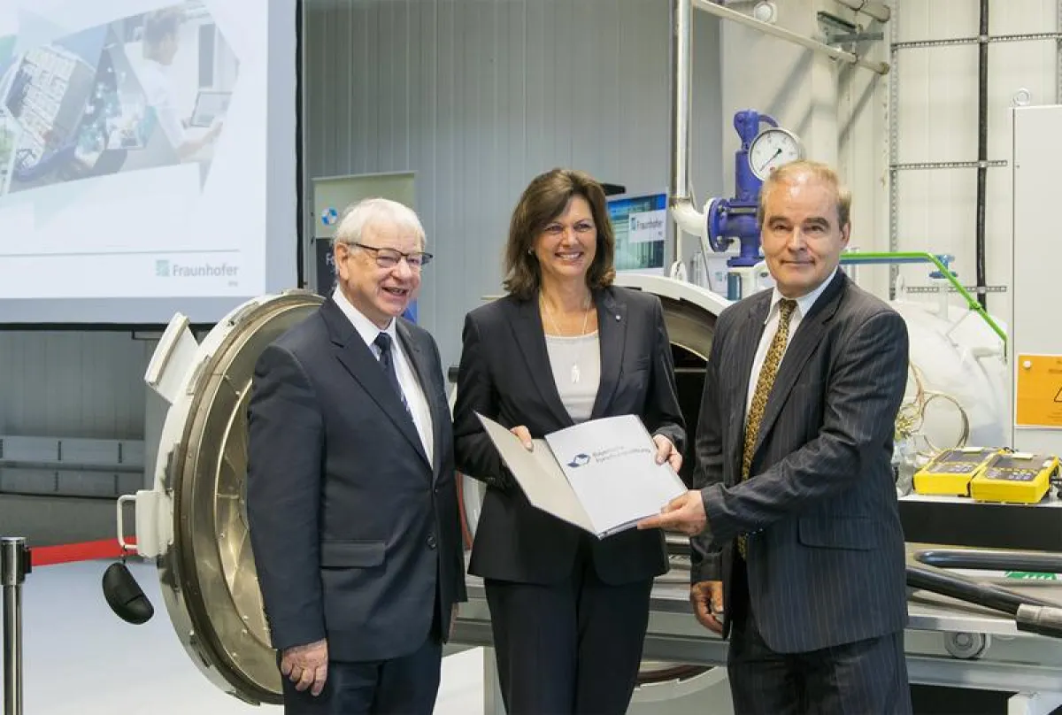 Ministerin Aigner übergibt den Zuwendungsbescheid an Prof. Dr.-Ing. Rolf Steinhilper (rechts) – links der Präsident der Bayerischen Forschungsstiftung, Prof. Dr.-Ing. Heinz Gerhäuser. (Fraunhofer IPA,