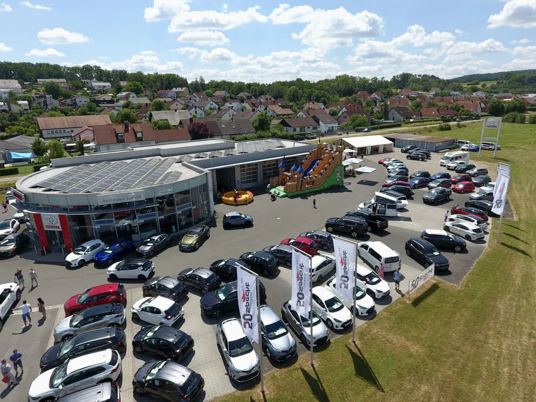 Das Jubiläum wurde im Juni mit einem großen Fest mit Kunden und Mitarbeitern gefeiert. (© Autohaus Specht GmbH & Co. KG)