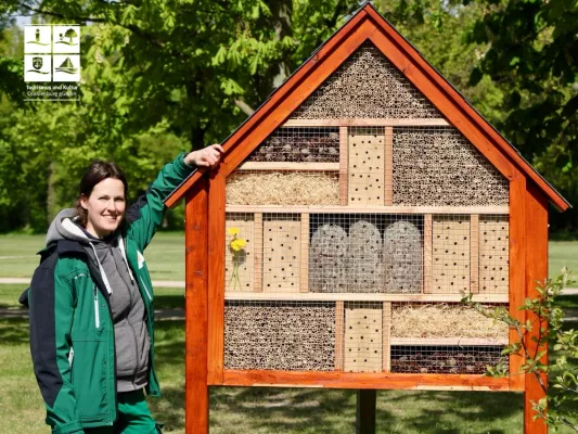 Bild: Neues “Großes Insektenhotel mit Schieferdach” bereichert das Grüne Klassenzimmer im Schlosspark Oranienburg