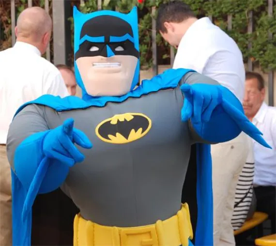 Bild: Batman feierte den Unabhängigkeitstag im US-Generalkonsulat am 4. Juli 2010