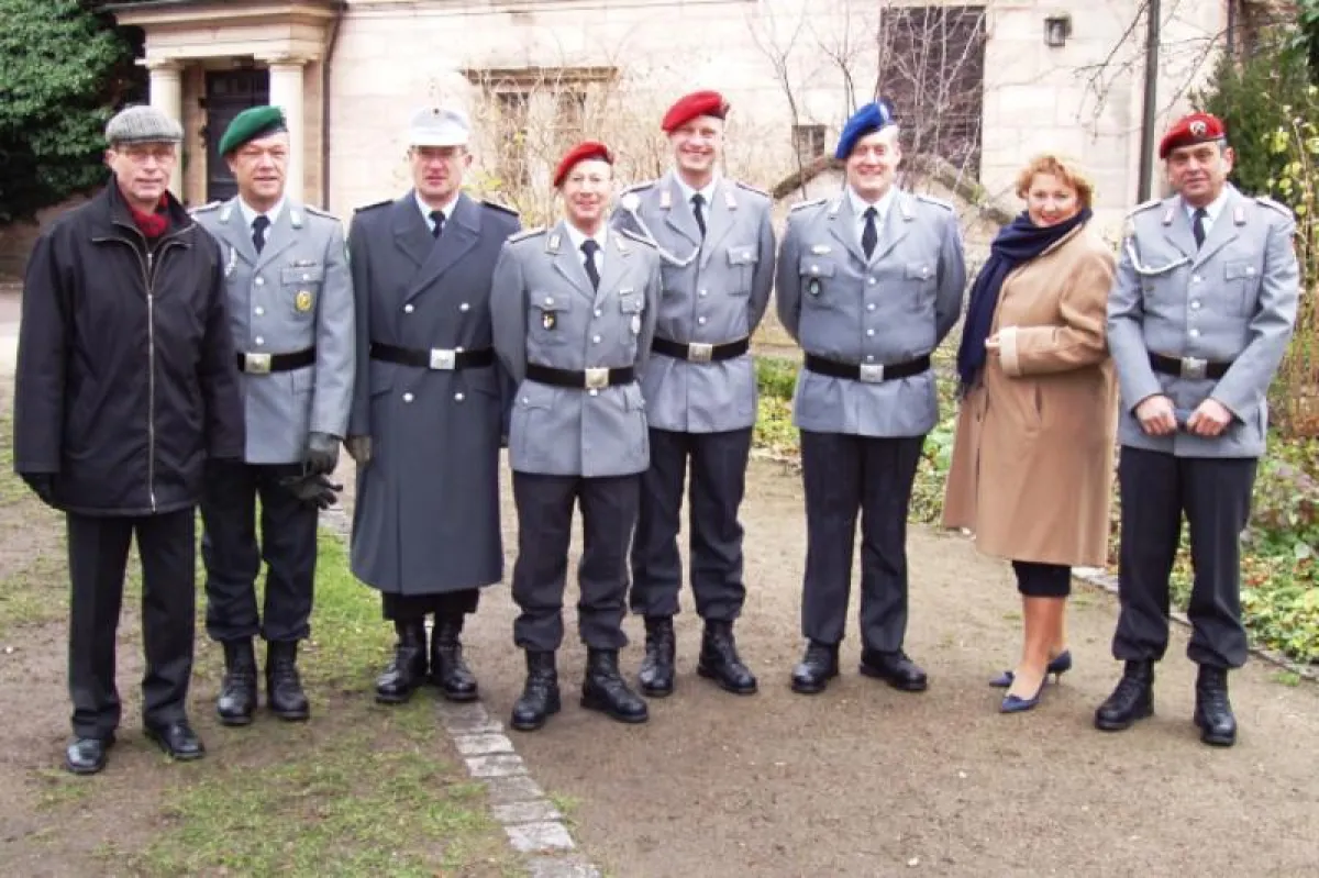 RK Fürth beim Volkstrauertag 2007 (v.l.n.r. C. Maier [Stadt Fürth], H. Engl, U. Werner, E. Schrödinger, T. Mahler, L. König, Petra L. Guttenberger [ MdL], R. Dankert)