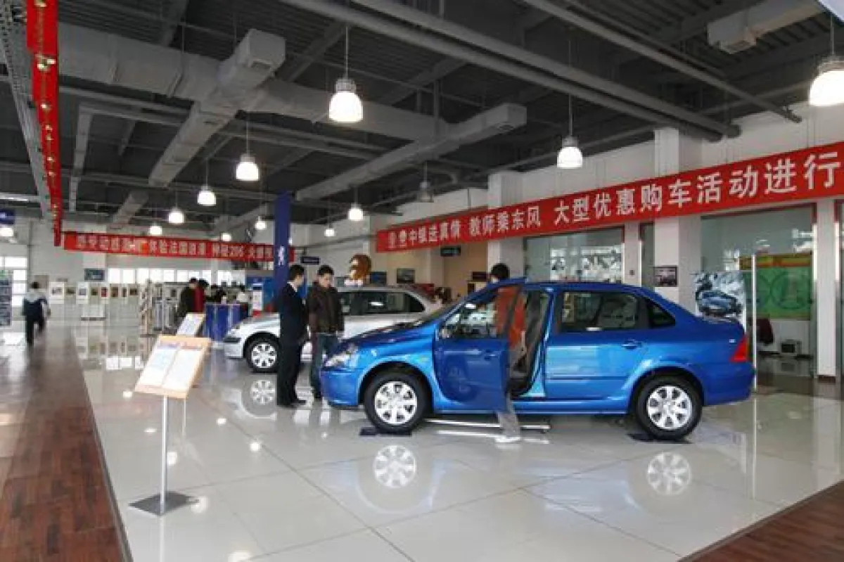 Die viertürige Limousine Dongfeng Peugeot 307