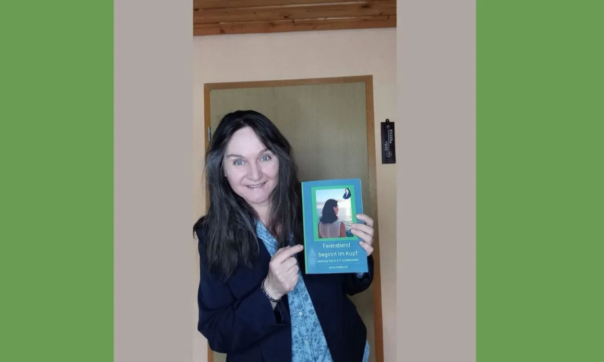 Silvia Gunsilius mit ihrem Buch: Feierabend beginnt im Kopf (© Silvia Gunsilius)