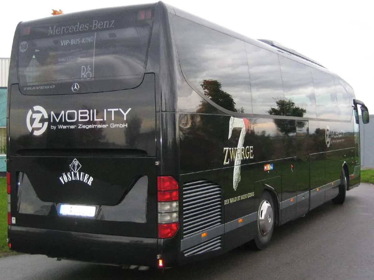 7 Zwerge-Stars genießen außergewöhnlichen Luxus im schwarzen VIP-Liner von Z MOBILITY