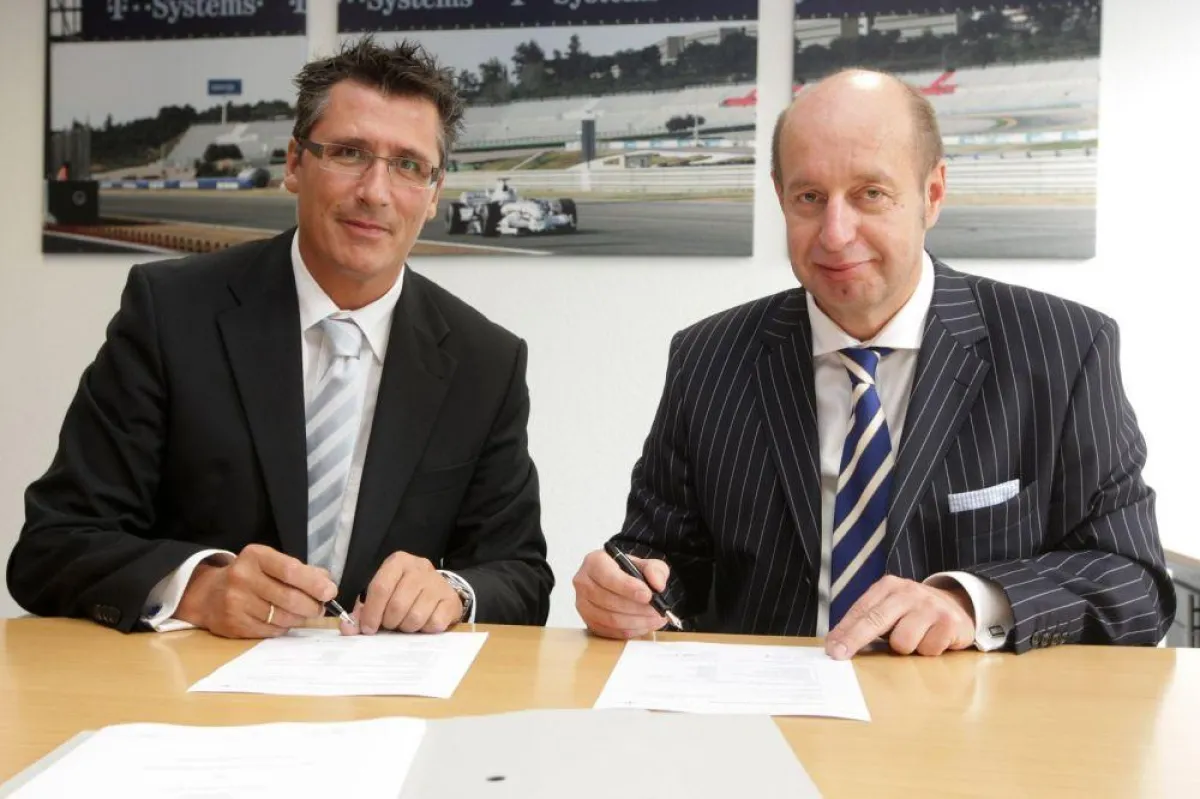 TA-CCO-Geschäftsführer Frank Eismann und Rolf-Jan Jünemann, Senior Vice President Partner Sales bei T-Systems, bei der Vertragsunterzeichnung.