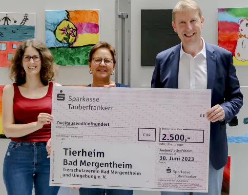 Bild: Sparkasse Tauberfranken spendet 2500 Euro für Tierheim-Neubau